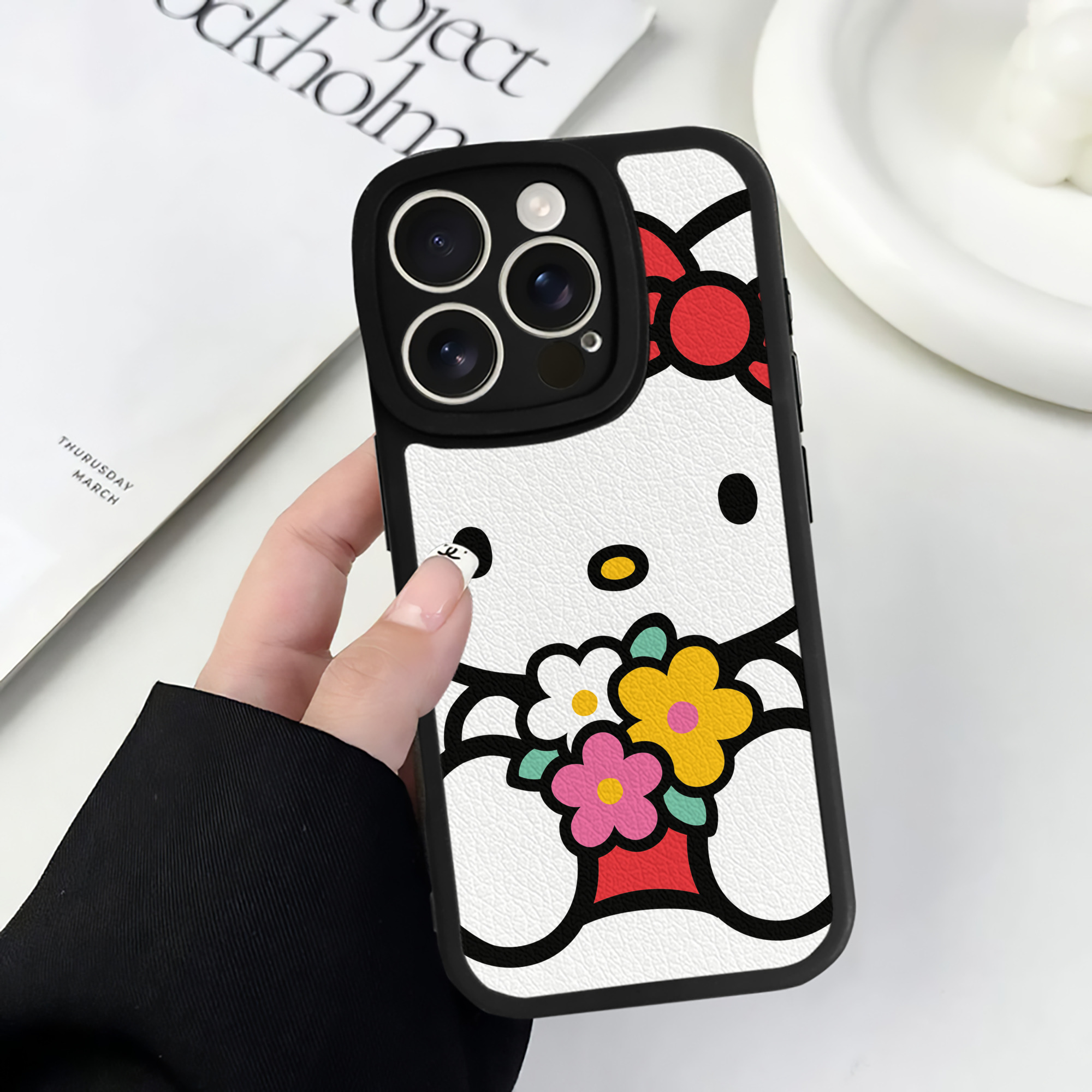（画像用） Hello Kitty ハローキティ 【iPhone 16シリーズ対応】シリコンスマホケース（レザー調） 材質：シリコン